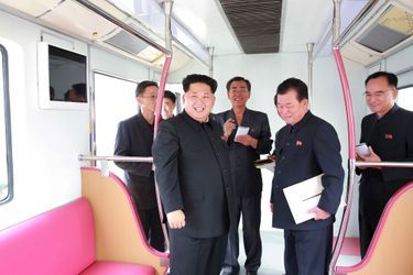 Le dictateur nord-coréen Kim Jong-un, photographié en octobre 2015 dans une rame de métro neuve
