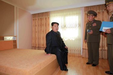 Le dictateur nord-coréen Kim Jong-un, photographié en octobre 2015 visitant des logements neufs