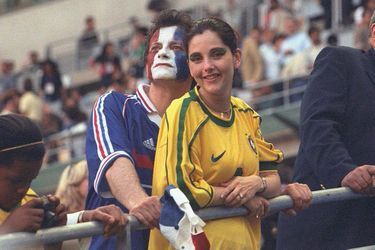Lors de la finale de la Coupe du monde 1998, dans les bras de Francis Huster