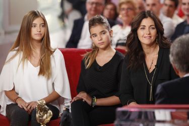 Sur le plateau de "Vivement Dimanche" en septembre 2014. Aux côtés de ses filles, Elisa et Toscane