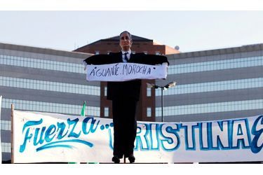 Une figurine de Nestor Kirchner tient une pancarte "Accroche-toi, Brunette".