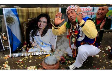 Un chaman effectuant un rituel pour souhaiter bonne santé à Cristina Kirchner et Hugo Chavez.