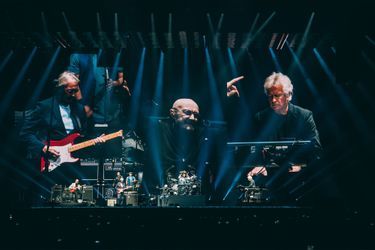 Tony Banks, Phil Collins et Mike Rutherford, qui forment le groupe Genesis, étaient en concert mercredi à Paris.