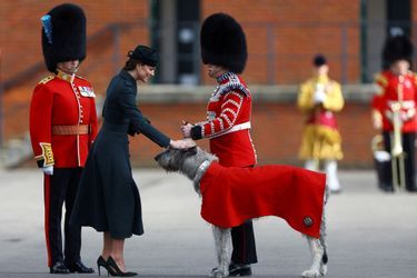 Kate Middleton avec la mascotte du 1st Battalion Irish Guards à Aldershot, le 17 mars 2022 