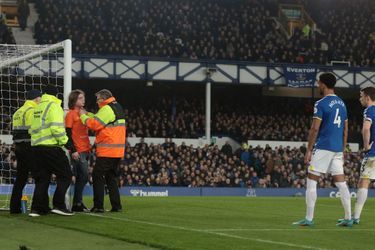 Un militant a fait irruption jeudi soir lors d'un match entre Everton et Newcastle, au Goodison Park.