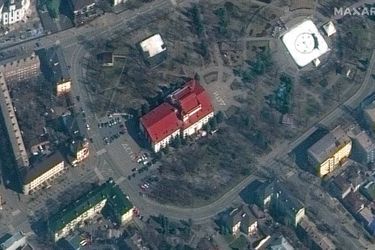 Image satellite montrant le théâtre de Marioupol, le 14 mars 2022. On peut lire au sol «дети», soit «enfants», en russe.