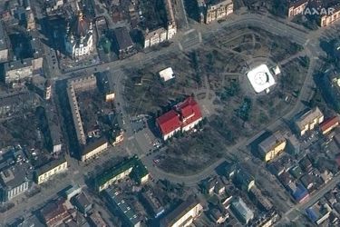 Image satellite montrant le théâtre de Marioupol, le 14 mars 2022. On peut lire au sol «дети», soit «enfants», en russe.