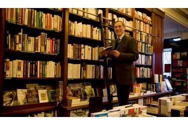 <br />
Claude Guéant dans la librairie Galignani, rue de Rivoli à Paris. 
