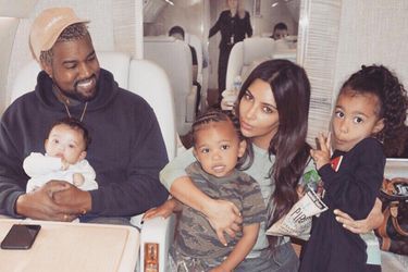 Kim Kardashian et Kanye West ont eu quatre enfants avant de divorcer.  North, née en 2013, Saint, né 2015, Chicago, né par mère porteuse en 2018 et Palm également nés par mère porteuse en 2019. 
