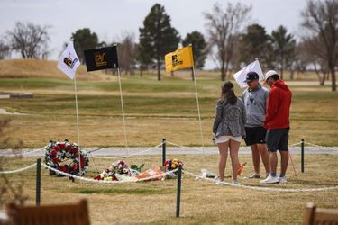 Les proches des victimes se recueillent sur un mémorial dressé en leur honneur.