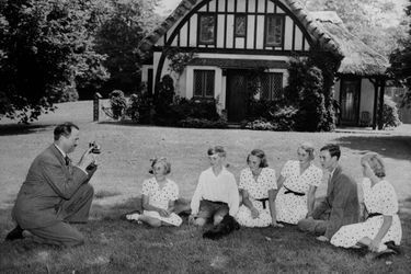 Le prince Jean de Luxembourg avec son père le prince Félix de Bourbon de Parme, ses soeurs et son frère, en exil aux Etats-Unis, le 4 août 1940