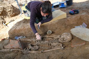 Un squelette trouvé dans la tombe souterraine étrusque.