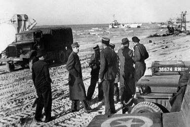 Le Général de Gaulle sur une plage normande, le 14 juin 1944.