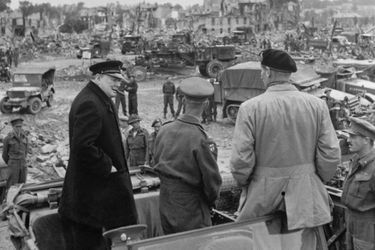 Le 23 juillet 1944, le Premier ministre Winston Churchill visite la ville de Caen, rasée, en compagnie du général Bernard Montgomery. 
