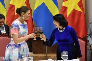 La princesse Victoria de Suède avec la présidente de l&#039;Assemblée nationale Dang Thi Ngoc Thinh à Hanoi au Vietnam, le 6 mai 2019