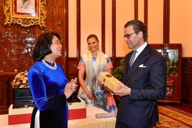La princesse Victoria de Suède et le prince Daniel avec la présidente de l&#039;Assemblée nationale Dang Thi Ngoc Thinh à Hanoi au Vietnam, le 6 mai 2019