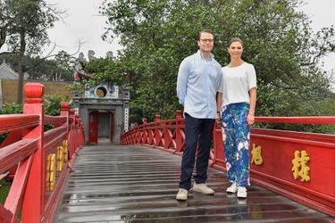 La princesse Victoria de Suède et le prince Daniel sur le pont du lac Hoan Kiem à Hanoi, le 8 mai 2019
