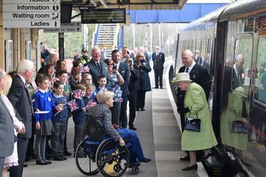 La reine Elizabeth II arrive à la gare de Castle Cary dans le Somerset, le 28 mars 2019