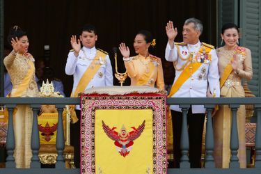 La princesse Sirivannavari Nariratana de Thaïlande avec son père le roi Rama X et la famille royale à Bangkok, le 6 mai 2019