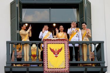 La princesse Sirivannavari Nariratana avec son père le roi Rama X de Thaïlande et la famille royale à Bangkok, le 6 mai 2019