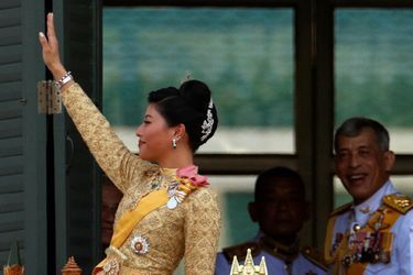 La princesse Sirivannavari Nariratana de Thaïlande avec son père le roi Rama X à Bangkok, le 6 mai 2019