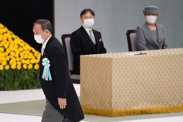 Le Premier ministre Yoshihide Suga avec l'empereur Naruhito du Japon et l'impératrice Masako à Tokyo, le 15 août 2021