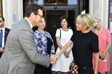 Poignée de mains entre le directeur des Musées royaux des Beaux-Arts de Belgique, Michel Draguet, et Brigitte Macron.