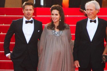 Festival de Cannes 2008 : Le ventre rond d’Angelina Jolie Entre 2005 et 2016, Angelina Jolie et Brad Pitt ont formé l’un des couples les plus glamour du cinéma. Une de leur apparition les plus remarqués : quand ils ont foulé le tapis rouge cannois tous les deux, alors que l’actrice était enceinte des jumeaux, Knox et Vivienne. Ventre rebondi, elle était tout sourire aux côtés de son mari et de Clint Eastwood. Deux mois plus tard, elle accouchait.