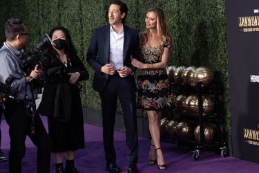 Adrien Brody et sa compagne Georgina Chapman, à l'avant première de la série télévisée «Winning time : The Rise of the Lakers Dynasty», le 2 mars 2022.