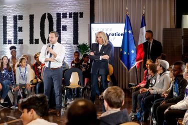 Brigitte Macron et Adrien Taquet mercredi à un "grand débat des enfants" à la Cité des sciences et de l'industrie.  
