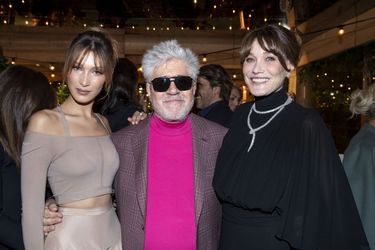 Bella Hadid, Pedro Almodovar et Carla Bruni à la soirée organisée par Dior et «Vogue» au restaurant Fred l'écailler lors du 72e Festival de Cannes le 15 mai 2019