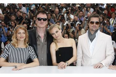 Brad Pitt avec Quentin Tarantino, Mélanie Thierry et Diane Kruger au photocall de «Inglorious Basterds» à Cannes le 20 mai 2009