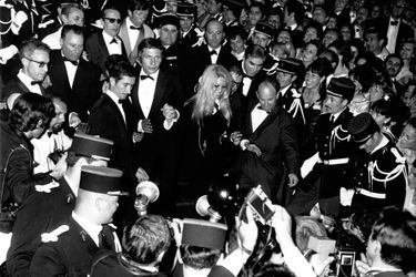 Festival de Cannes 1967 : L’émeute de Brigitte Bardot«Indescriptible cohue, invraisemblable marée humaine», commentent les journalistes. Alors que Brigitte Bardot arrive en bas des escaliers du Palais des Festivals en 1969, c’est l’émeute. «Comment va-t-elle arriver jusqu’en haut ?», se demandent les commentateurs. C’est finalement entourée de policiers que l’actrice réussit à traverser la horde de photographes affolés par l’apparition de BB après plusieurs années d’absence.