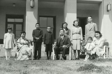 Le prince Akihito du Japon avec ses parents, son frère et ses soeurs. Photo non datée 