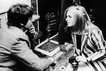Linda Eastman discute avec Paul McCartney, lors de la presentation pour la presse de l'album des Beatles, "Sgt Pepper's Lonely Hearts Club Band", le 19 mai 1967. Le couple s'est marié deux ans plus tard.
