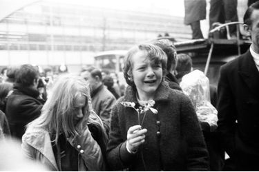 Des admiratrices en pleurs, devant la mairie londonienne de Marylebone, lors du mariage de Paul et Linda McCartney, le 12 mars 1969.