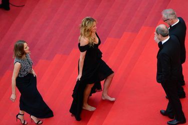 Festival de Cannes 2016 (bis) : Les pieds de Julia RobertsPour sa tout première fois au Festival de Cannes, Julia Roberts s’est plié au dress code imposé : longue robe noire, bijoux resplendissants et talons hauts. Des talons hauts qu’elle a finalement enlevé arrivée en bas des marches. Au bras de George Clooney, elle a monté les vingt-quatre marches pieds nus. Peur de tomber ?