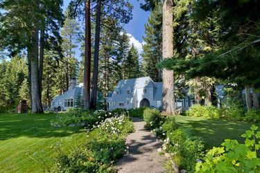 Mark Zuckerberg a dépensé 59 millions de dollars pour acquérir deux maisons situées côte à côte aux bord du lac Tahoe (Nevada).