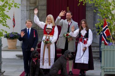 La princesse Mette-Marit et le prince Haakon de Norvège avec leurs enfants et leurs chiens à Asker, le 17 mai 2019