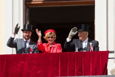 Le prince Haakon, la reine Sonja et le roi Harald V de Norvège à Oslo, le 17 mai 2019
