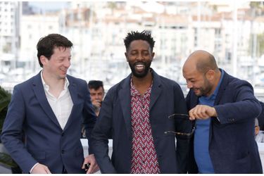 Ladj Ly et les producteurs Christophe Barral et Toufik Ayadi lors du photocall du film «Les Misérables» le 16 mai 2019