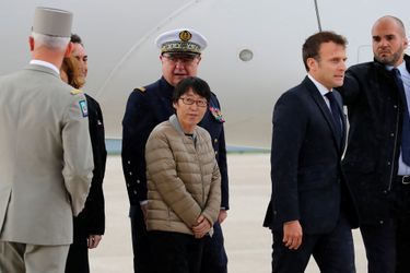 Les ex-otages français libérés par les forces spéciales françaises dans le nord du Burkina Faso sont arrivés samedi sur la base aérienne de Villacoublay (Yvelines) où ils ont été accueillis par le chef de l&#039;Etat Emmanuel Macron.