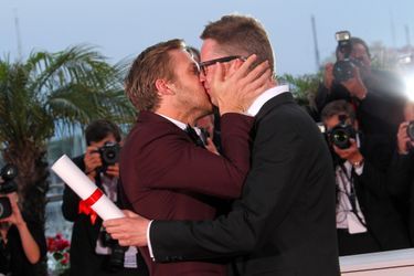 Festival de Cannes 2011 : Le baiser de Ryan Gosling«Cannes, c'était la première fois où j'ai été embrassé par un homme en public. Je n'oublierai jamais ce moment... Mais je suis sûr que tout le monde était très jaloux», se souvient le réalisateur de «Drive», Nicolas Winding Refn. En effet, alors qu’il remporté le prix de la mise en scène, le cinéaste a été embrassé par… Ryan Gosling.