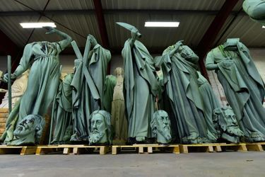 Dans l’atelier de l’entreprise Socra, à Marsac-sur-l’Isle (Dordogne), les sculptures en attente de restauration. Elles entouraient la flèche et ont été évacuées le jeudi précédant l’incendie