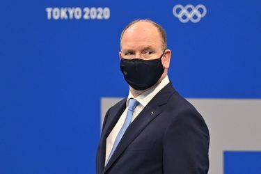 Le prince Albert II de Monaco remet les médailles pour le 100 m brasse féminin aux JO 2020 de Tokyo, le 27 juillet 2021 