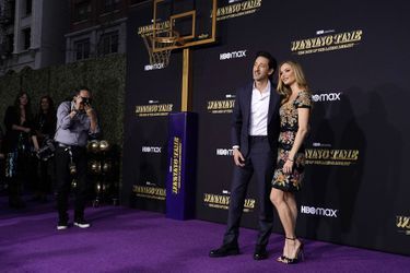 Adrien Brody et sa compagne Georgina Chapman, à l&#039;avant première de la série télévisée «Winning time : The Rise of the Lakers Dynasty», le 2 mars 2022.