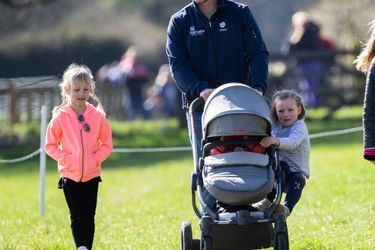 Mike Tindall avec ses deux filles Mia et Lena et Isla Phillips à Gatcombe Park, le 24 mars 2019