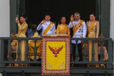 La princesse Sirivannavari Nariratana de Thaïlande avec son père le roi Maha Vajiralongkorn et la famille royale à Bangkok, le 6 mai 2019