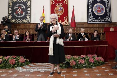 La reine Letizia et le roi Felipe VI d'Espagne avec l'écrivaine uruguayenne Ida Vitale à Alcalá de Henares, le 23 avril 2019