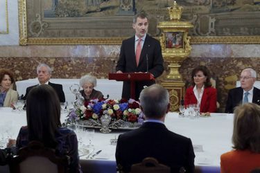 La reine Letizia et le roi Felipe VI d'Espagne avec l'écrivaine Ida Vitale, à Madrid le 24 avril 2019